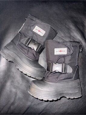 Stonz ‘Trek’ Kids Black Snow Boots - 11Y Made in Canada- Warmth Level up to -50